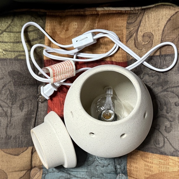 Ceramic Sanded Tabletop Wax Warmer and two 12-count scented melts NWOT - Picture 3 of 13